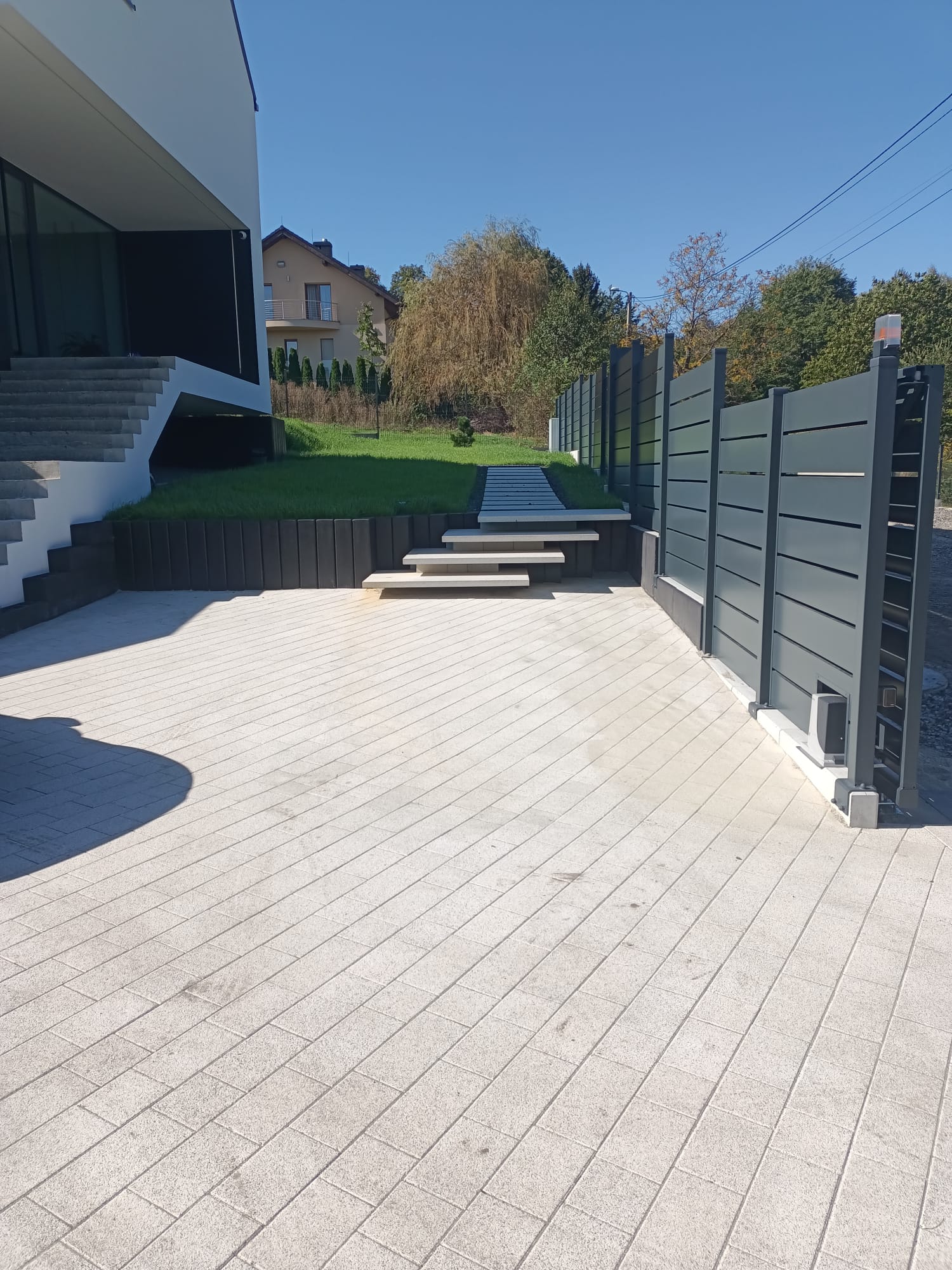 Wykończony teren z murkami i kostką